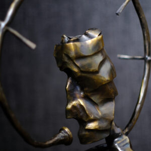 Metalowy Trębacz – Figura dla Tych, Którzy Nie Idą Równo