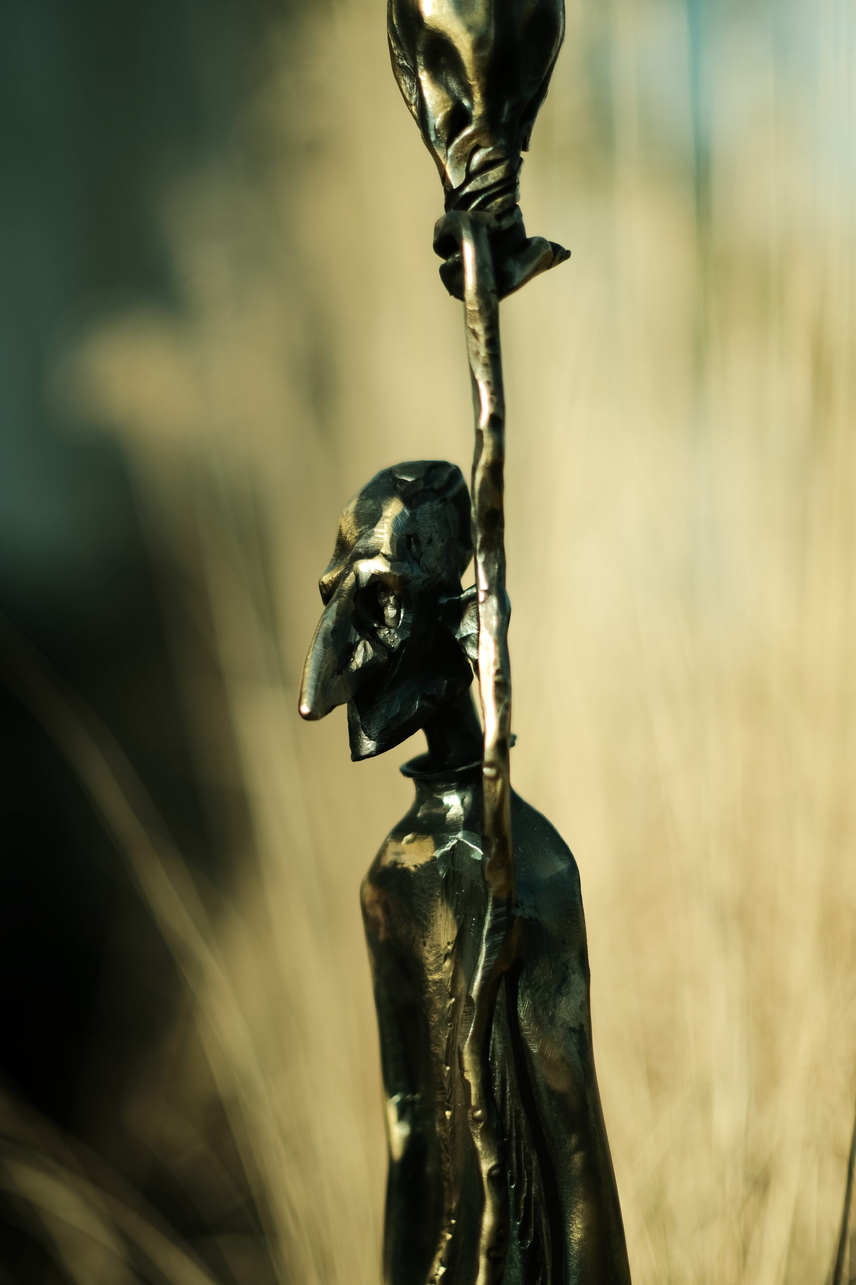 Balans | Unikatowa rzeźba metalowa ręcznie wykonana – postać z balonikiem - obrazek 4