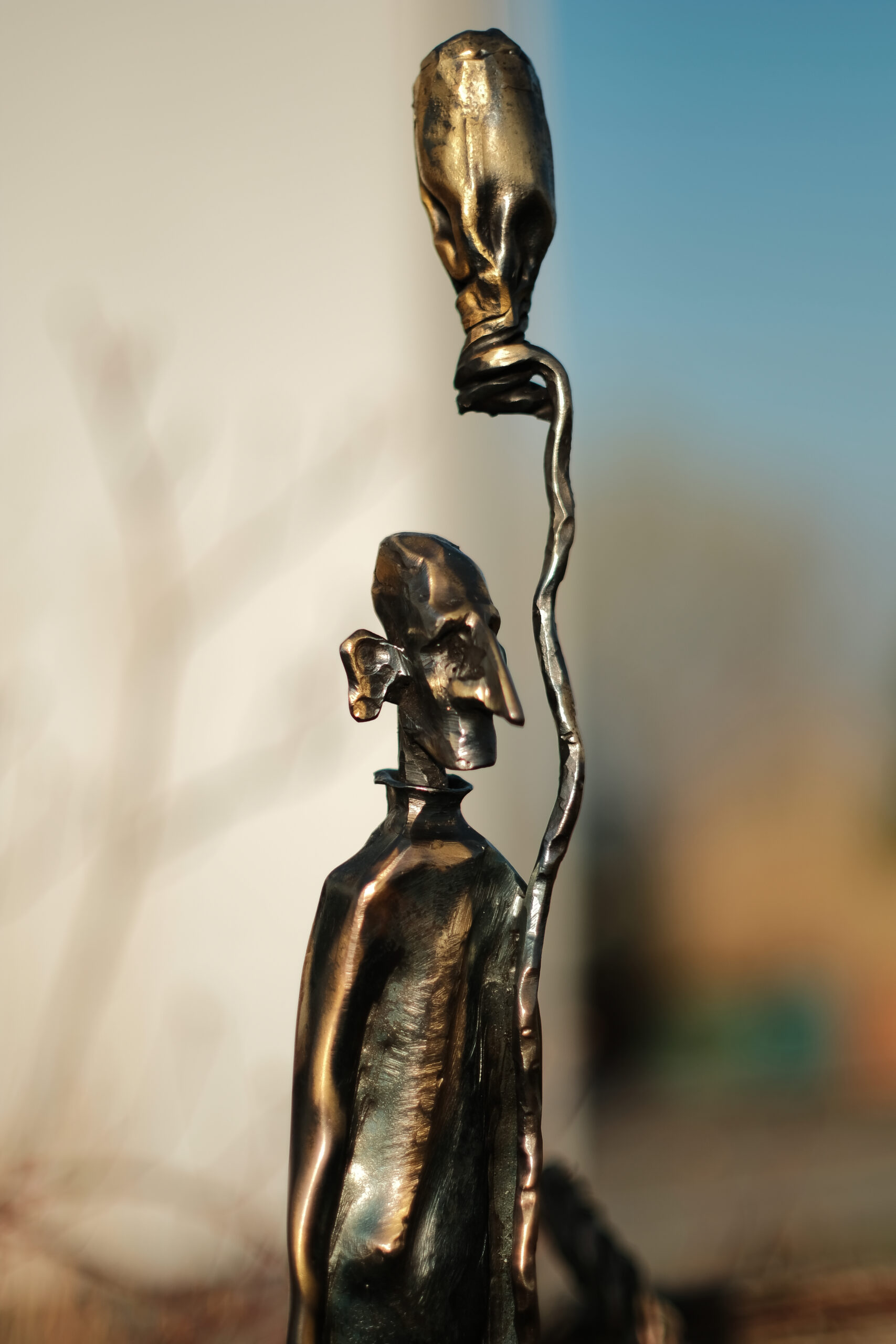 Balans | Unikatowa rzeźba metalowa ręcznie wykonana – postać z balonikiem