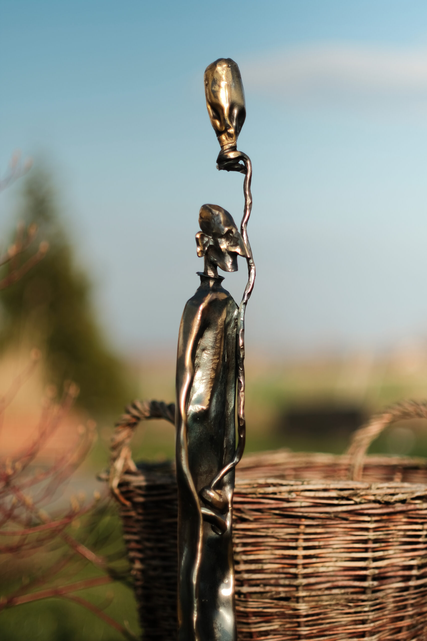 Balans | Unikatowa rzeźba metalowa ręcznie wykonana – postać z balonikiem - obrazek 2