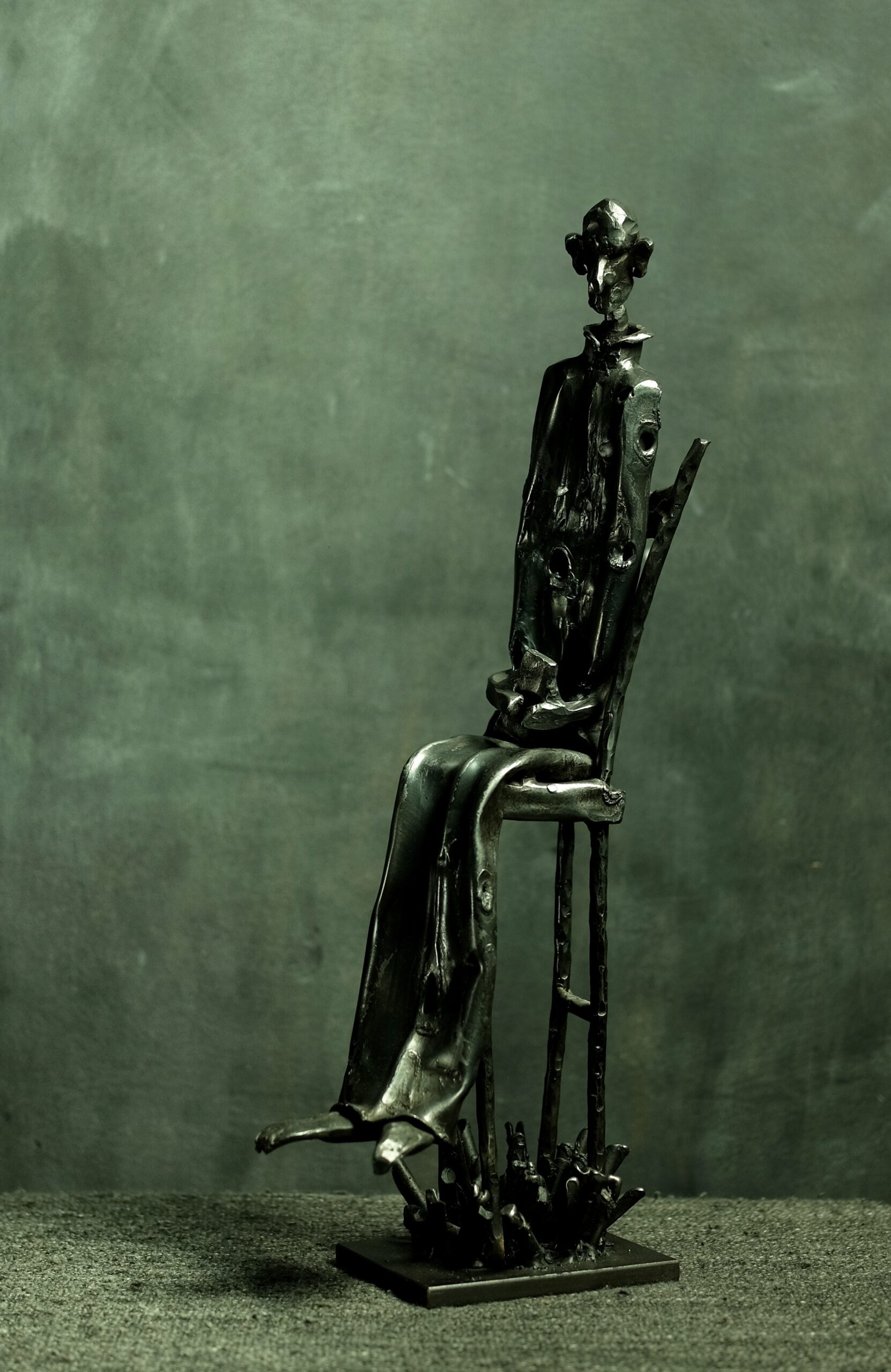 Unikatowa rzeźba z metalu – człowiek na surowym tronie - obrazek 3