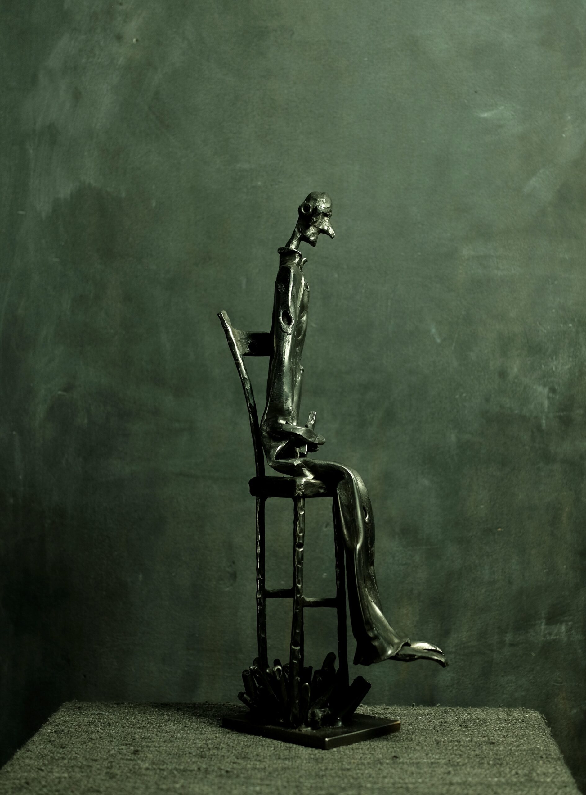 Unikatowa rzeźba z metalu – człowiek na surowym tronie - obrazek 2