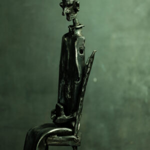 Unikatowa rzeźba z metalu – człowiek na surowym tronie