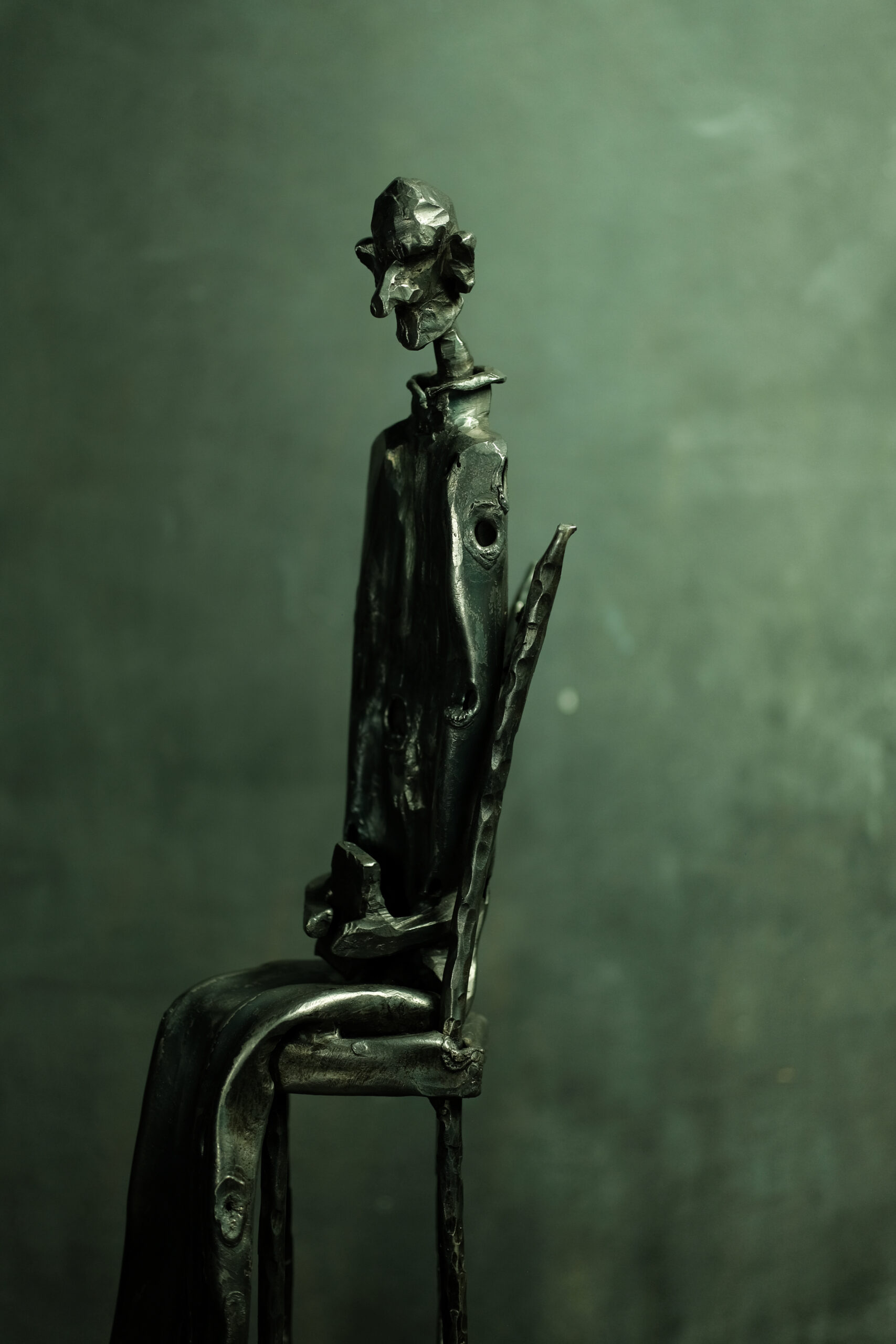 Unikatowa rzeźba z metalu – człowiek na surowym tronie