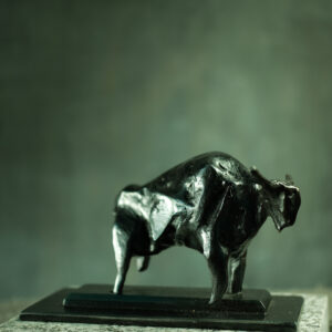 Metalowy Byk – Brutalna Rzeźba ze Stali | Surowa Sztuka, Siła i Dziki Instynkt