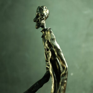 Ekspresyjna figura z metalu – nowoczesna rzeźba człowieka w stylu industrialnym i brutalistycznym