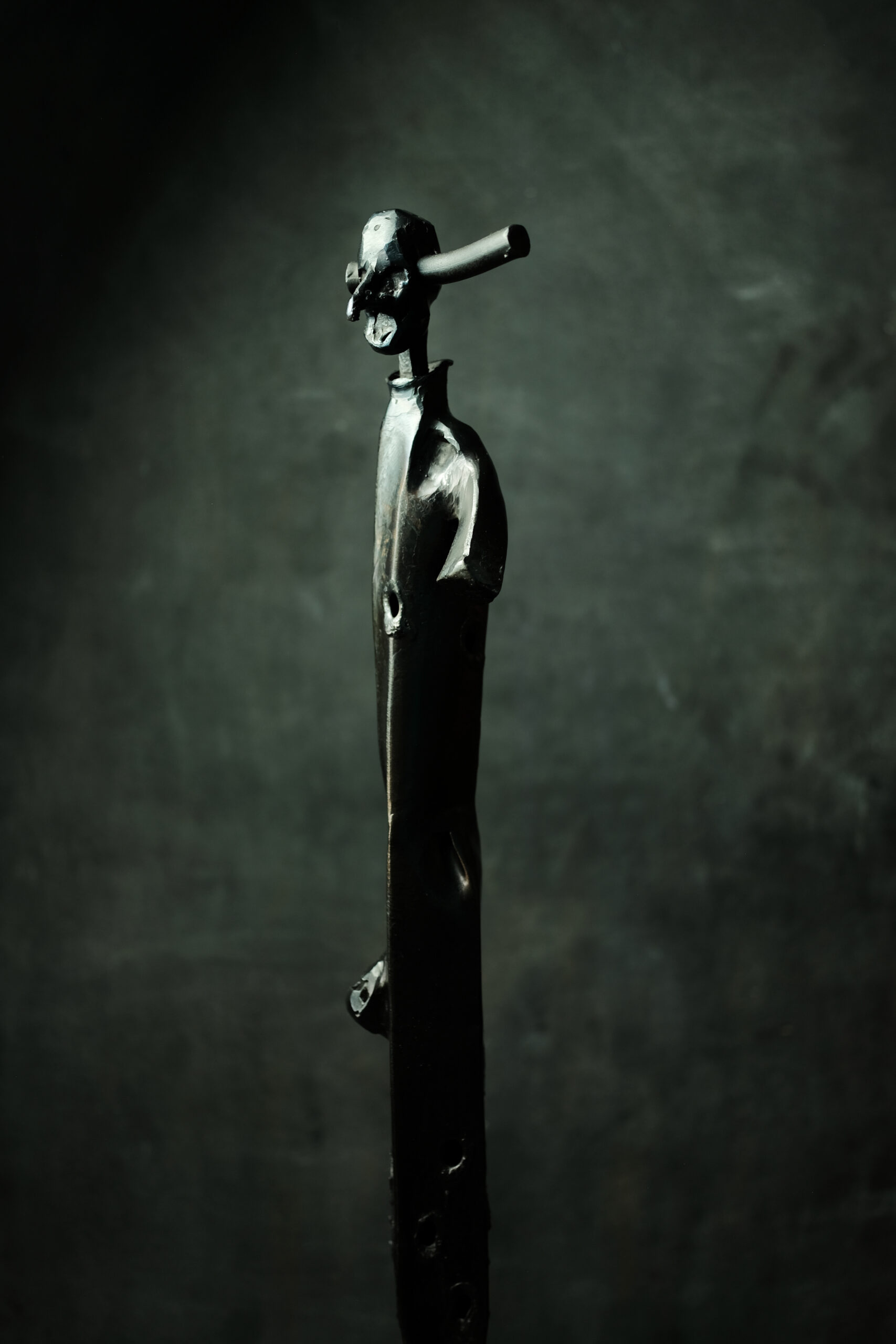 Abstrakcyjna Rzeźba Metalowa | Ręcznie Kuta Figura z Żelaza | Nowoczesna Sztuka Industrialna - obrazek 2