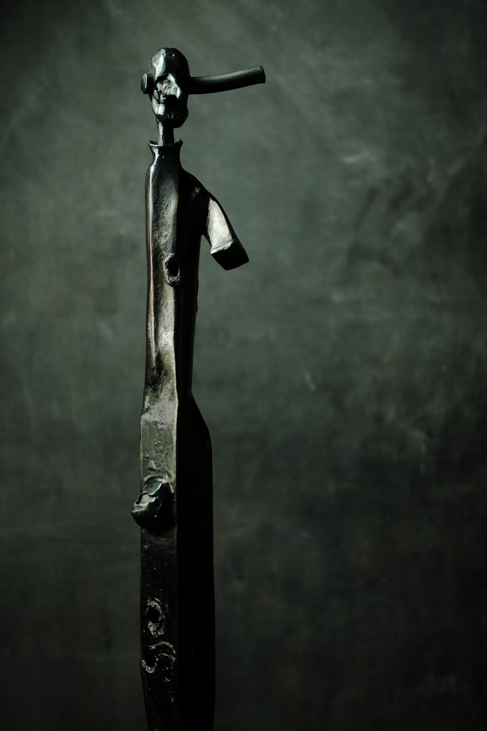 Abstrakcyjna Rzeźba Metalowa | Ręcznie Kuta Figura z Żelaza | Nowoczesna Sztuka Industrialna - obrazek 4