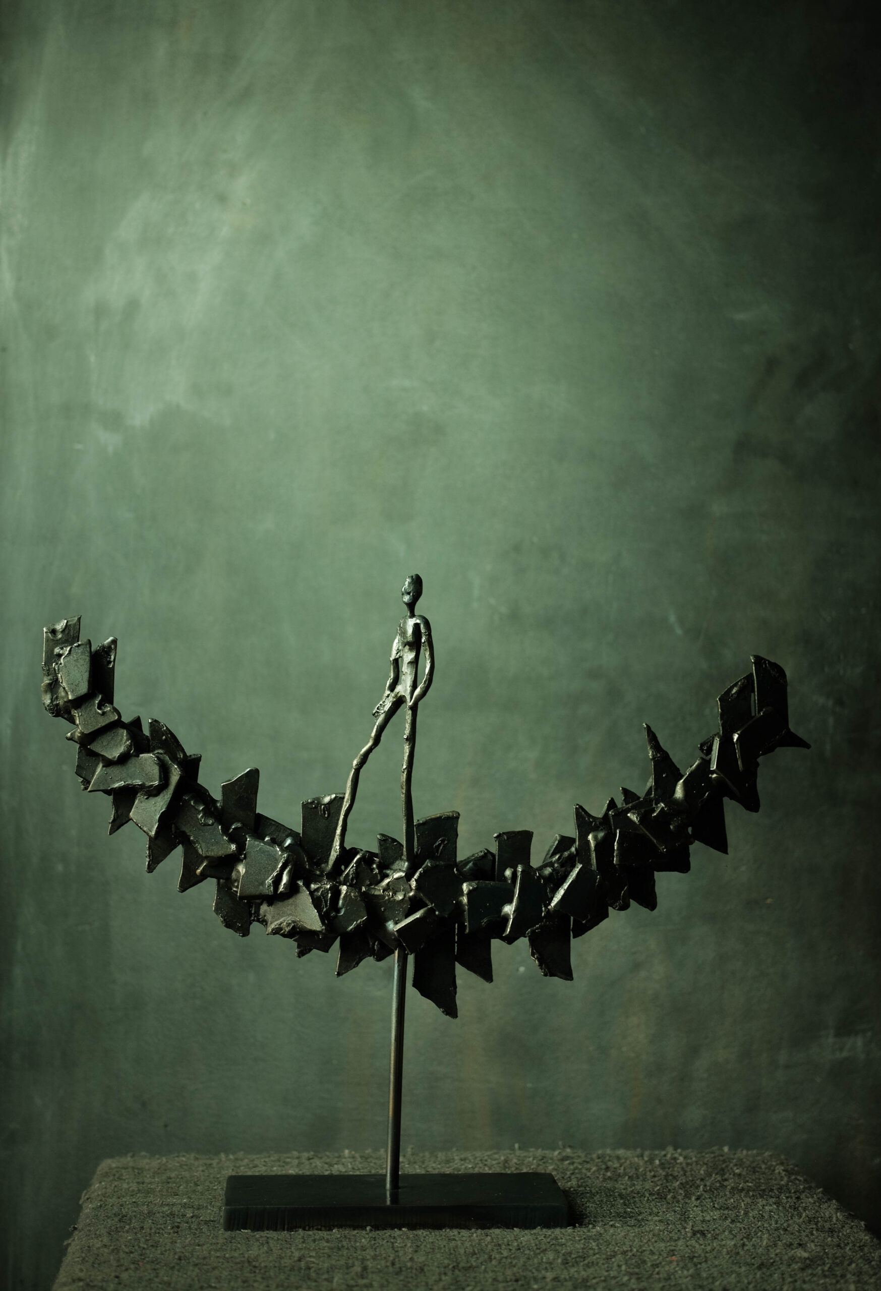 Brutalistyczna rzeźba metalowa – Postać na ostrzach metalu - obrazek 2