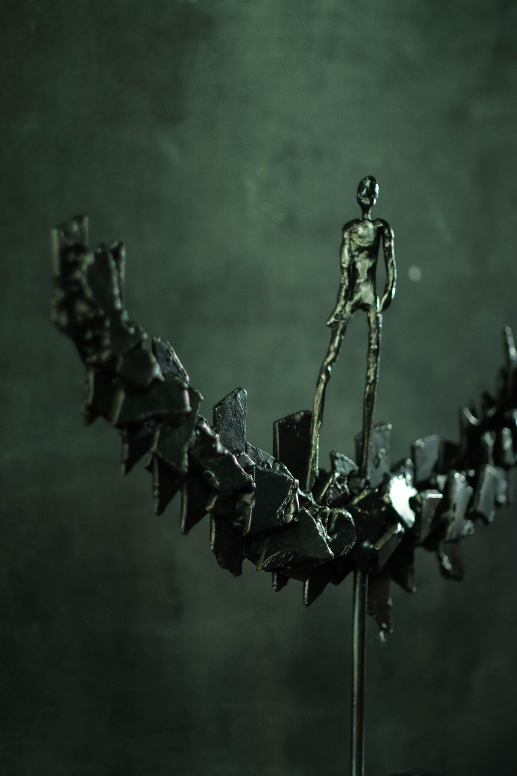 Brutalistyczna rzeźba metalowa – Postać na ostrzach metalu - obrazek 3