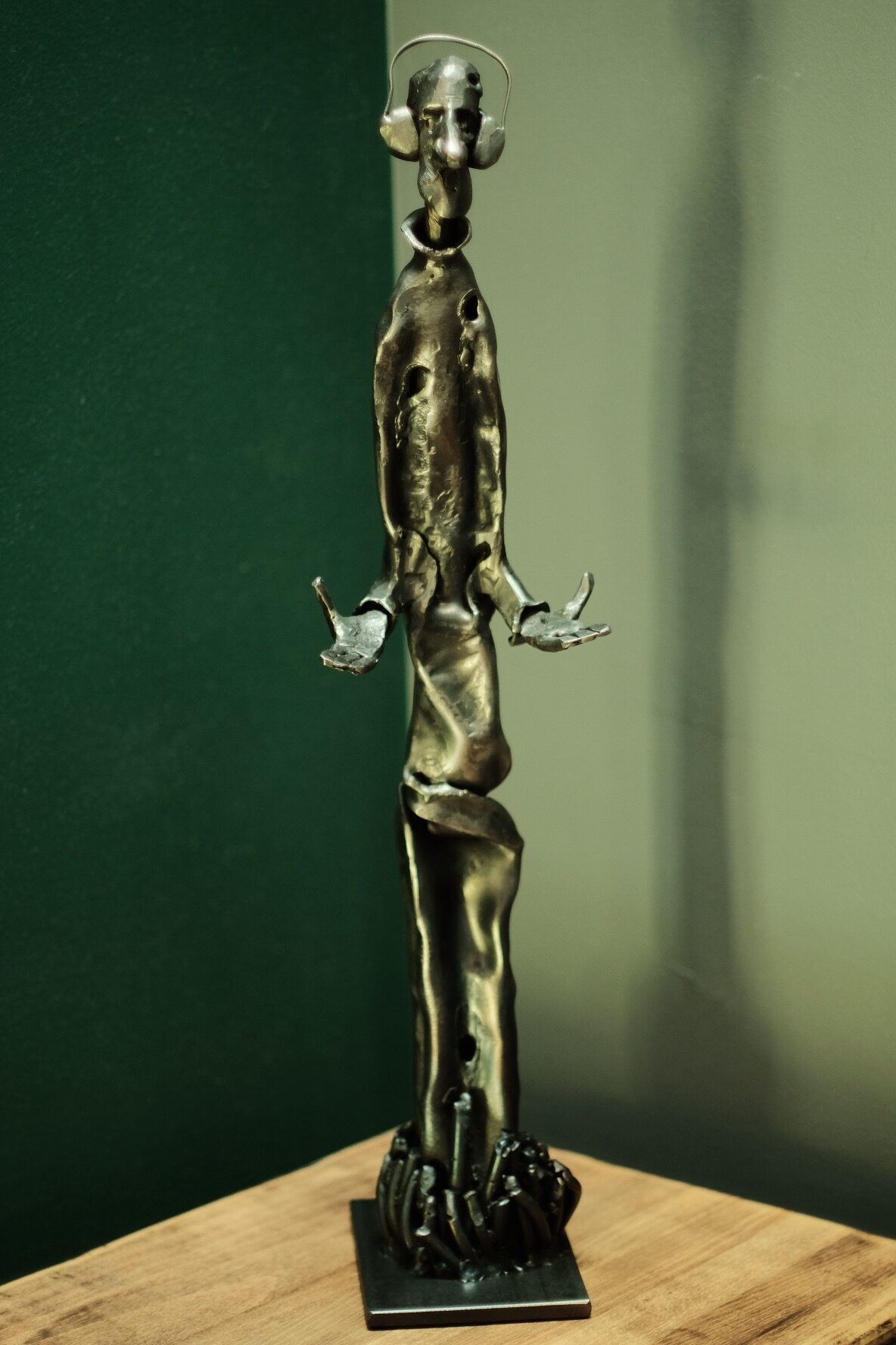 „Cisza w Słuchawkach” – rzeźba metalowa ze stali, sztuka industrialna - obrazek 2