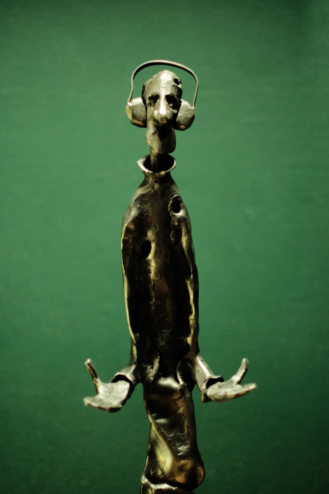 „Cisza w Słuchawkach” – rzeźba metalowa ze stali, sztuka industrialna