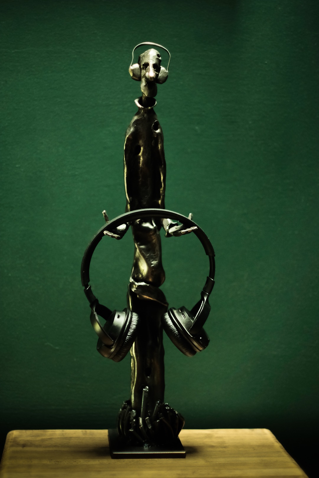 „Cisza w Słuchawkach” – rzeźba metalowa ze stali, sztuka industrialna - obrazek 3