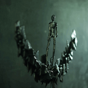 Brutalistyczna rzeźba metalowa – Postać na ostrzach metalu
