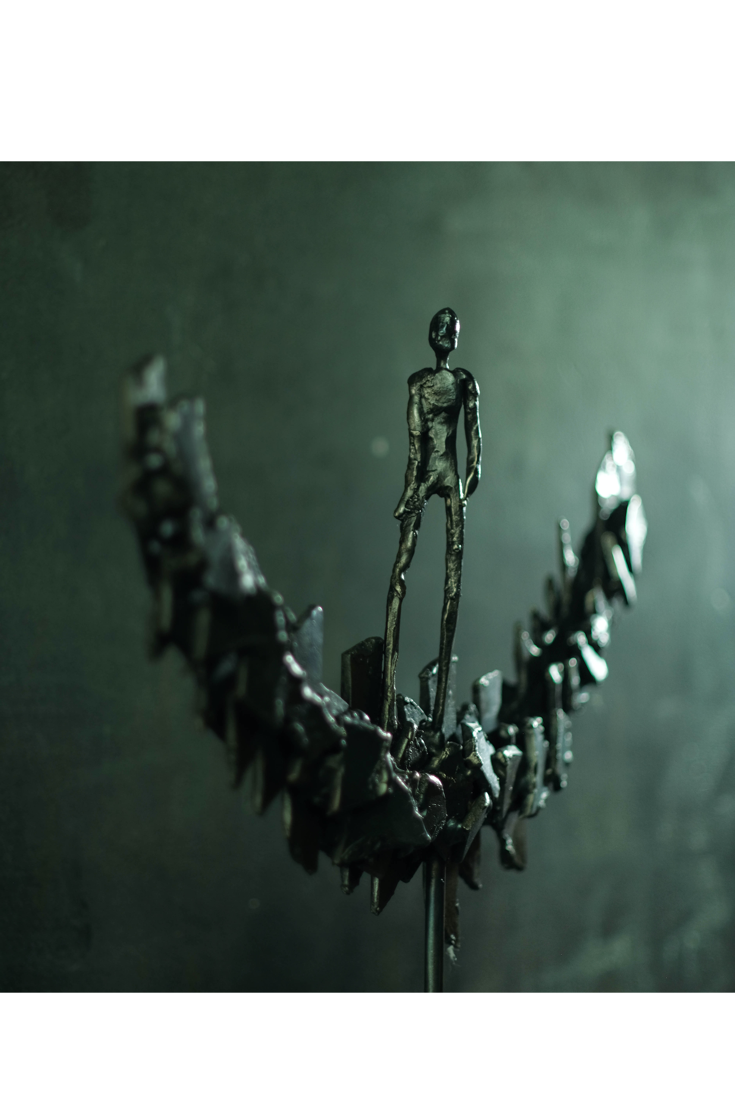 Brutalistyczna rzeźba metalowa – Postać na ostrzach metalu